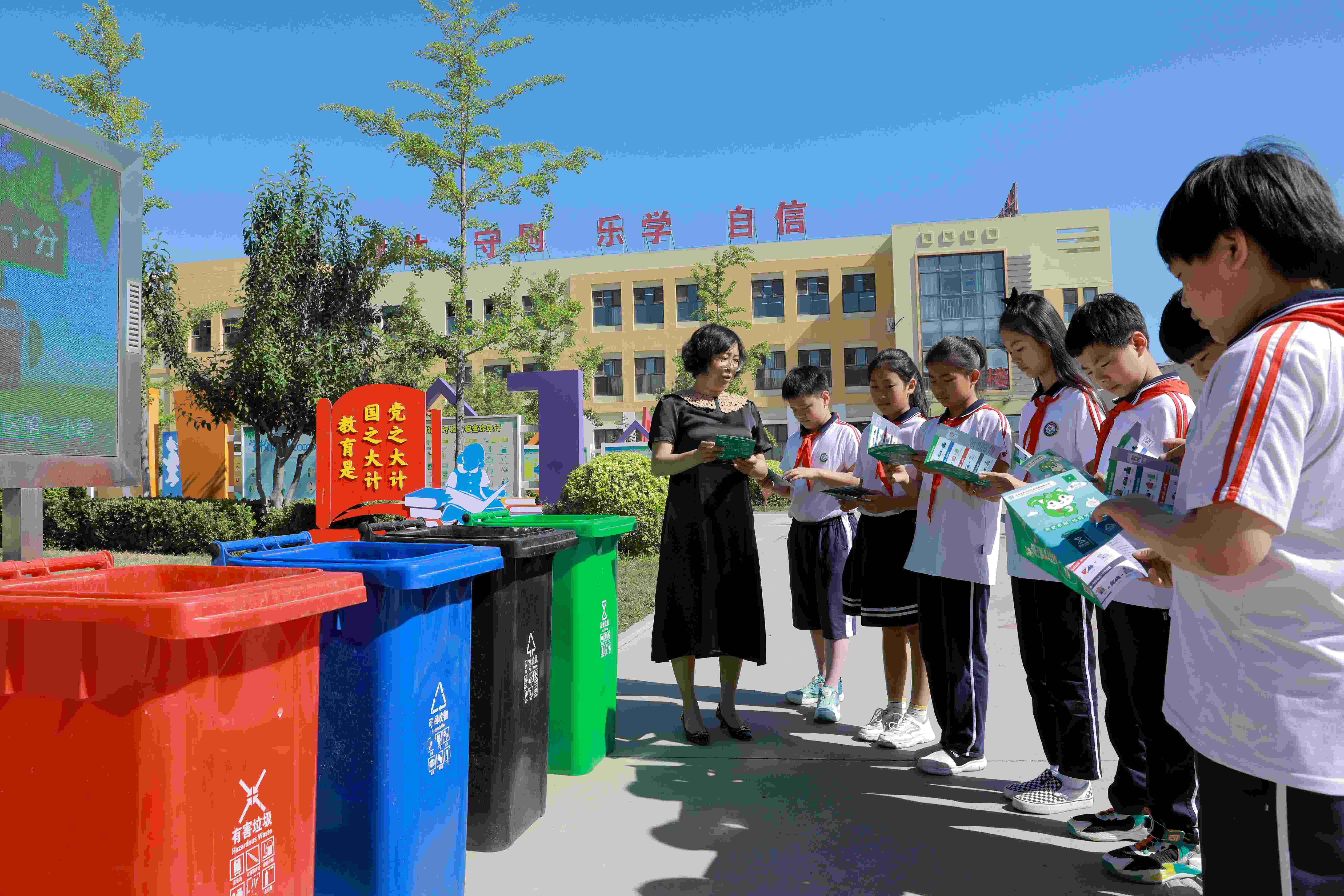 图为县城区第一小学老师现场讲解如何对“垃圾”进行分类。.JPG
