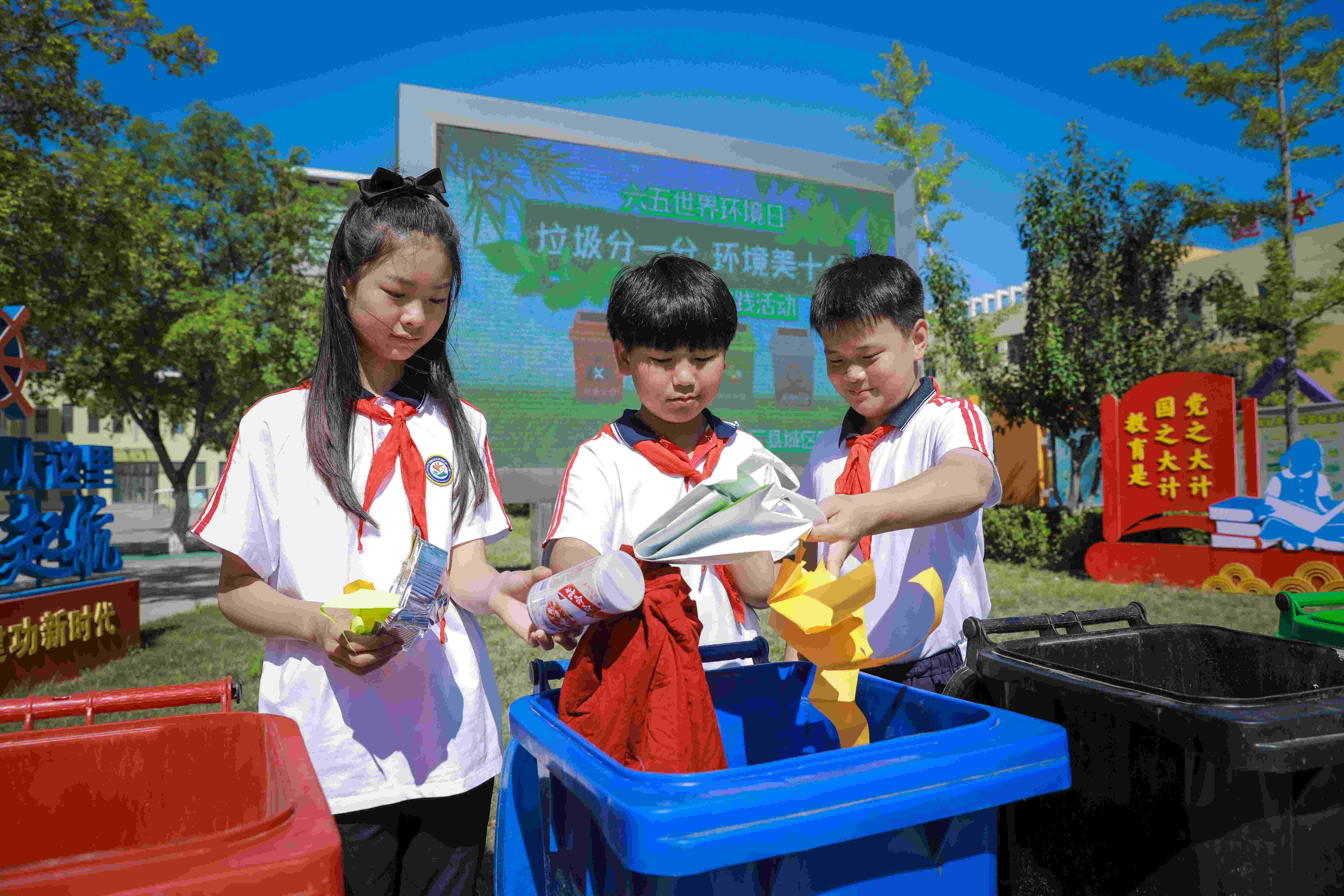 图为县城区第一小学学生亲身体验垃圾分类游戏。.JPG