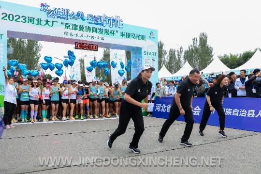 参赛选手在赛道集结。.jpg