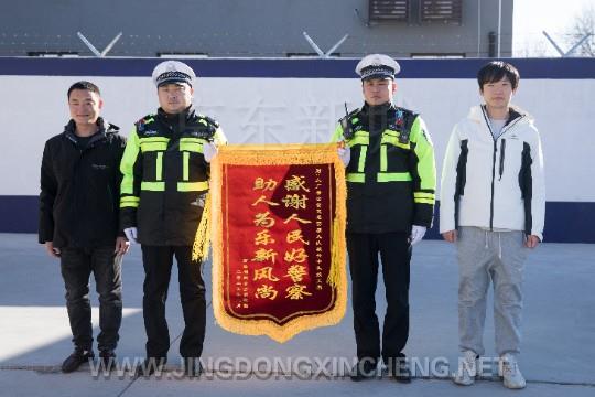受助者家人送去锦旗表示感谢。李岩摄.jpg 受助者家人送去锦旗表示感谢。李岩摄.jpg
