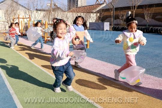图为孩子们拽着亲手绘制的塑料袋“风筝”在操场上奔跑。郭志媛 陈龙 文图.jpg