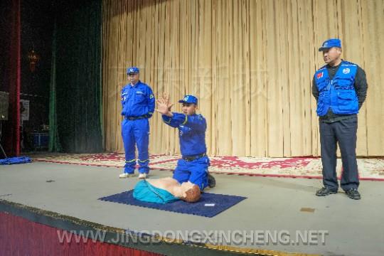 图为志愿者演示教学。 潘宇杰摄.jpg