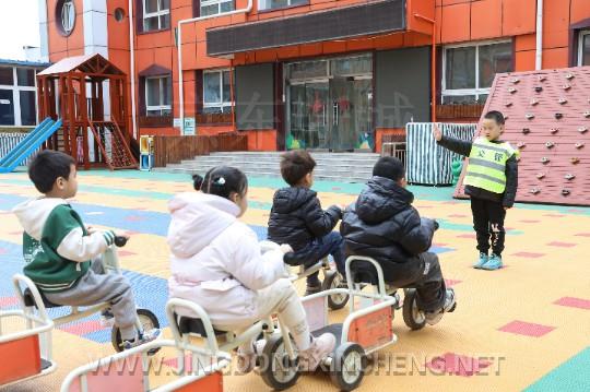 图为幼儿化身“小交警”，指挥“交通”，维持“秩序”。海涛 摄.jpg
