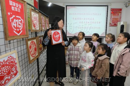 圖為工作人員向少年兒童科普國家安全知識。潘宇杰攝.jpg 圖為工作人員向少年兒童科普國家安全知識。潘宇杰攝.jpg