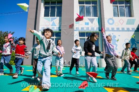 孩子们制作的纸飞机纷纷飞向空中。海宇摄.jpg
