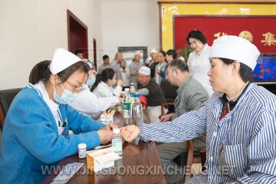 图为义诊活动现场，医护人员为企业职工测量血糖。李岩 摄.jpg