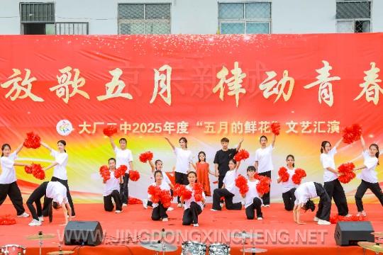 歌伴舞《唱支山歌给党听》节目演出现场。李浩摄.jpg