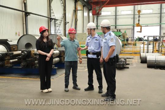 图为夏垫派出所民警走访辖区企业。潘宇杰摄.jpg 图为夏垫派出所民警走访辖区企业。潘宇杰摄.jpg