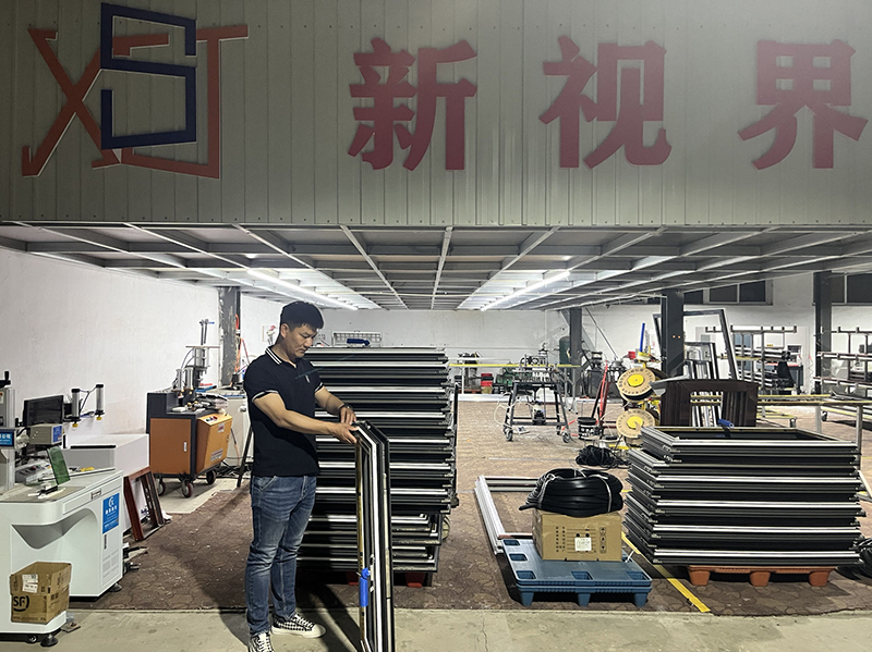 赵樯认真检查产品的质量.JPG 赵樯认真检查产品的质量.JPG